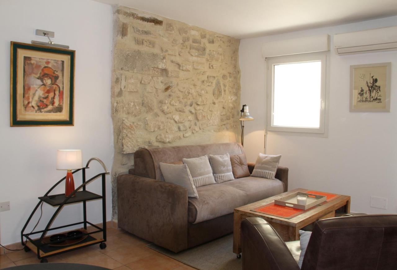 Agreable Maison De Ville Eyragues Exterior photo