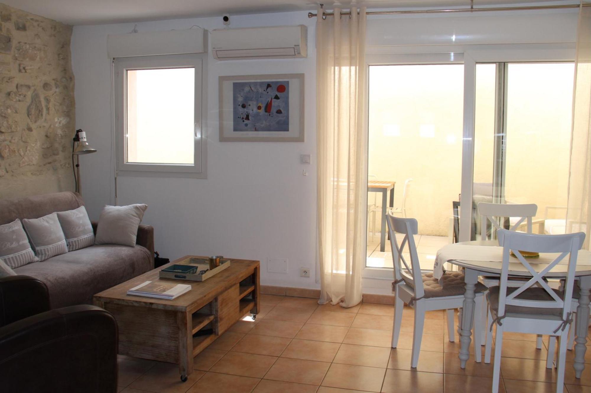 Agreable Maison De Ville Eyragues Exterior photo